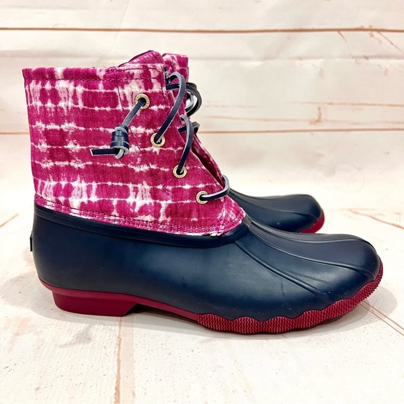 NEW Sperry Saltwater Ankle Rubber Duck Rain Snow Winter Boots Magenta Tie Dye - Picture 1 of 16